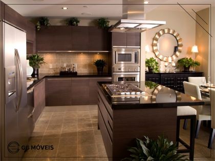 GG Móveis - Tendência: Ambientes "revestidos" com MDF Os painéis de MDF estão ganhando novas aplicações que ampliam o impacto visual e a sensação de aconchego. A própria textura dos painéis colabora para oferecer um toque especial, já que a maioria delas é inspirada em elementos da natureza. O trabalho da marcenaria é de extrema importância para os detalhes e os finos acabamentos.